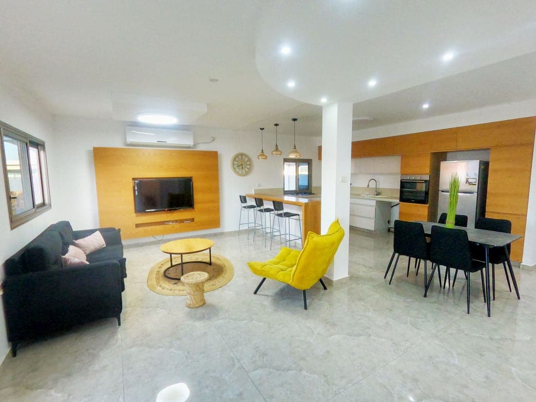 Salon lumineux avec coin repas, aperçu d'un logement loué en courte durée