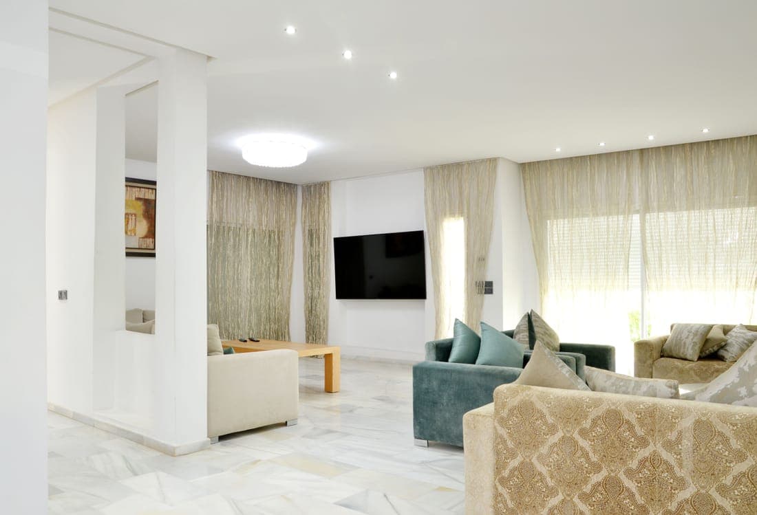 Salon élégant avec tapis et rideaux, aperçu d'un logement loué en courte durée