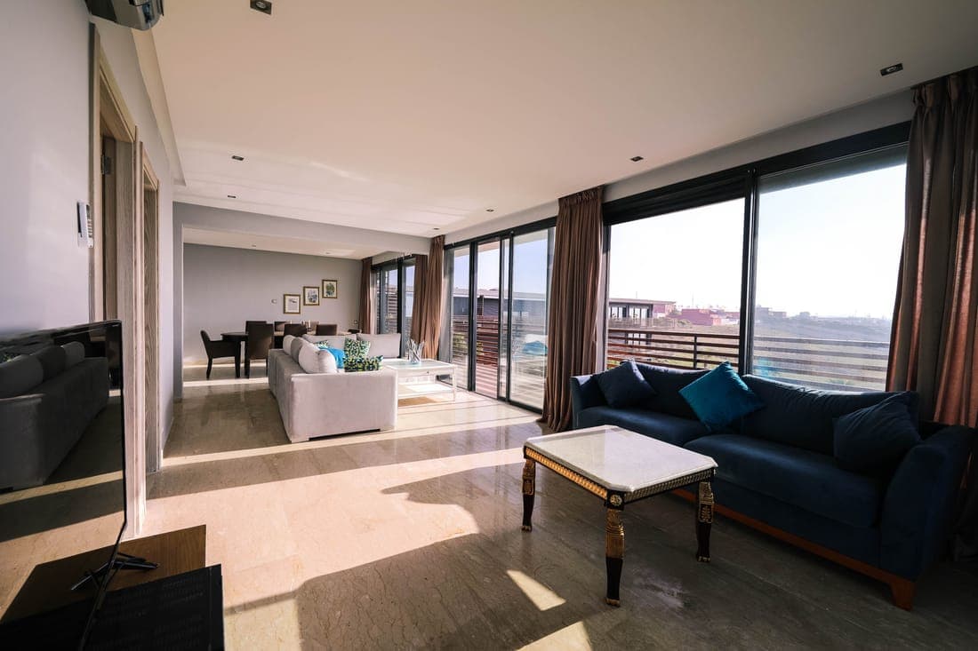 Salon avec vue dégagée et grandes fenêtres, aperçu d'un logement loué en courte durée